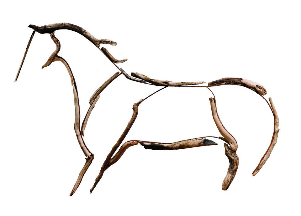 Αλογα και θώρακες από αλλοιωμένα ξύλα, σίδερα και φθαρμένα χαρτιά στη γκαλερί Citronne στον Πόρο [εικόνες]  | iefimerida.gr 4