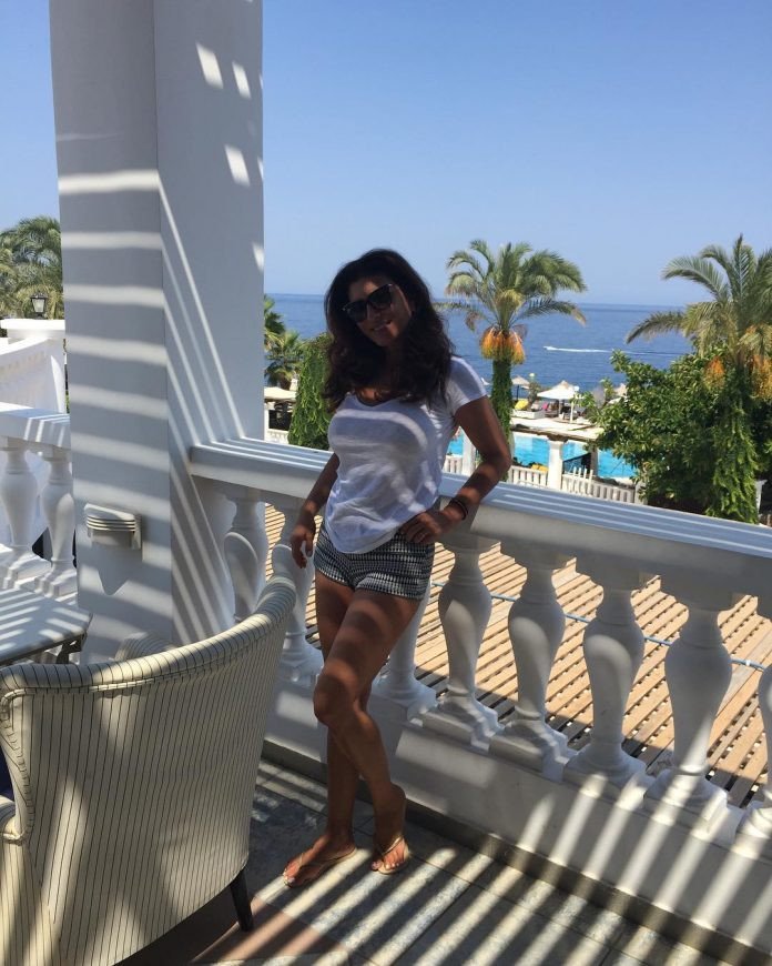 Η μητέρα της Δούκισσας Νομικού, Ούρσουλα, με... καυτό σορτς! [εικόνα] | iefimerida.gr 0