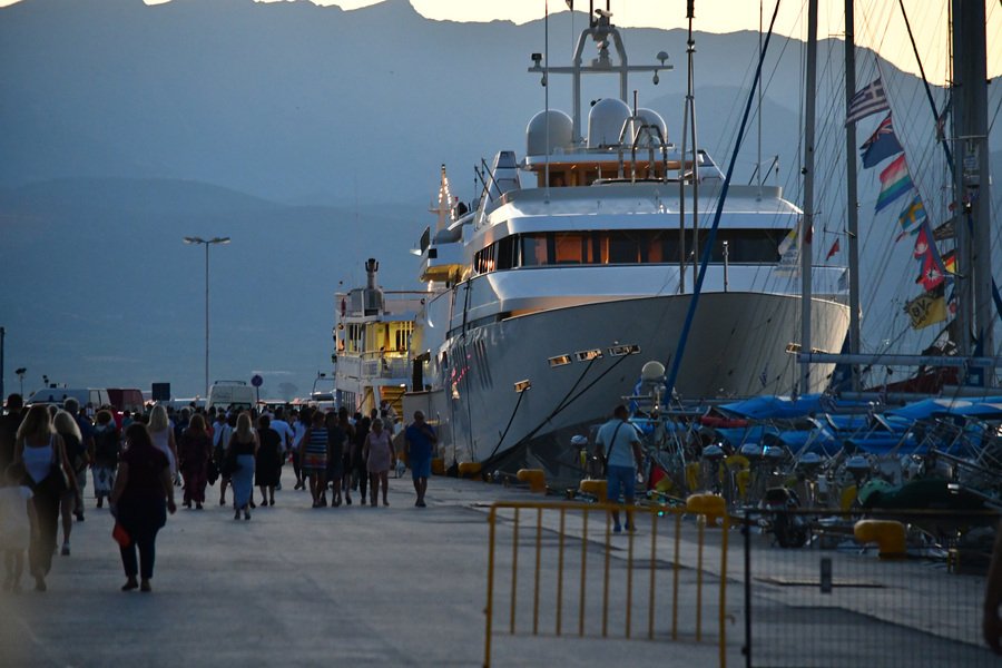 Στο Ναύπλιο η βασίλισσα του Μπαχρέιν - Η εντυπωσιακή θαλαμηγός της [εικόνες] | iefimerida.gr 3