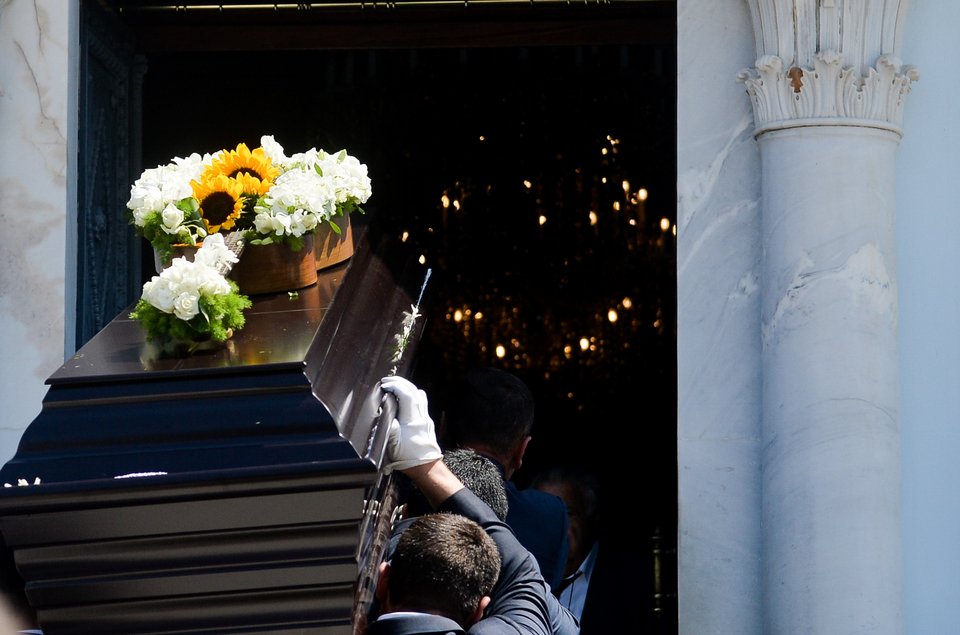 Το τελευταίο αντίο στην Αρλέτα -«Εφυγε» μαζί με την κιθάρα της [εικόνες & βίντεο]  | iefimerida.gr 1