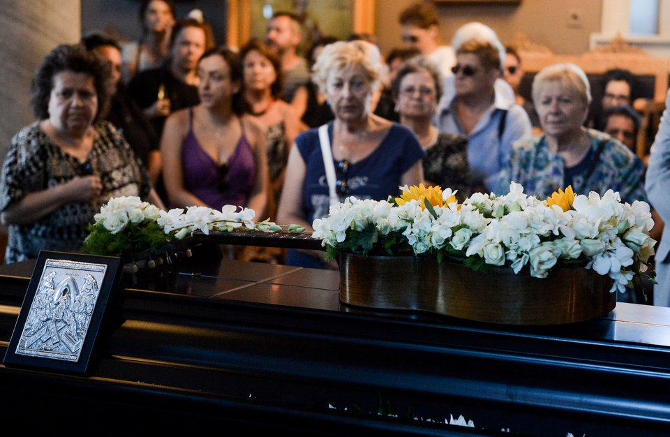 Το τελευταίο αντίο στην Αρλέτα -«Εφυγε» μαζί με την κιθάρα της [εικόνες & βίντεο]  | iefimerida.gr 0