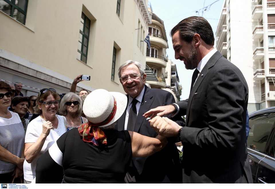 Υποβασταζόμενος στην κηδεία της Ζωής Λάσκαρη ο τέως -Τον χειροκροτούσαν στο Κολωνάκι [εικόνες] | iefimerida.gr 3