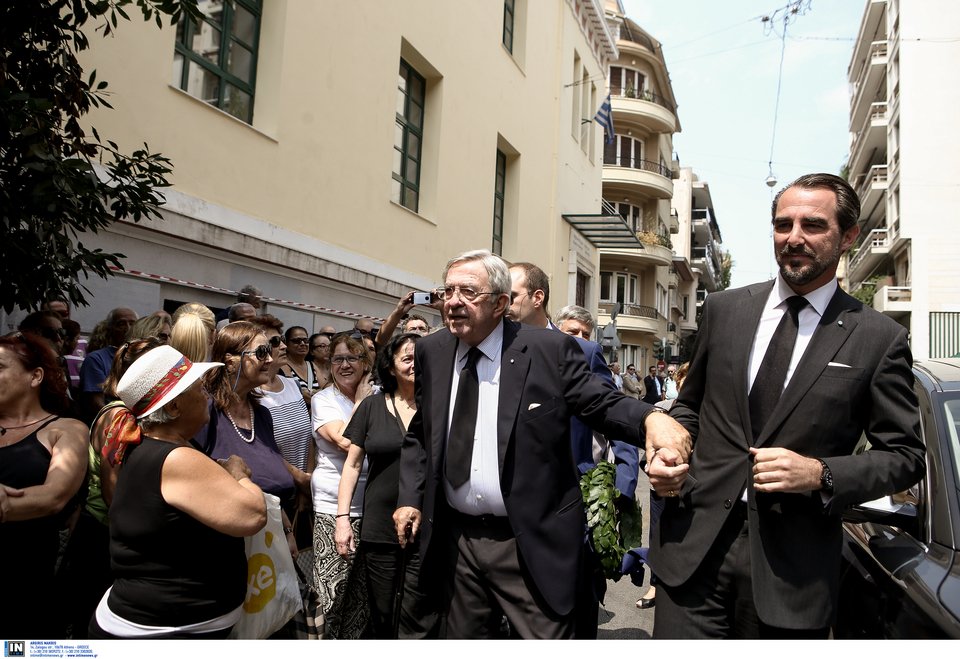 Υποβασταζόμενος στην κηδεία της Ζωής Λάσκαρη ο τέως -Τον χειροκροτούσαν στο Κολωνάκι [εικόνες] | iefimerida.gr 5