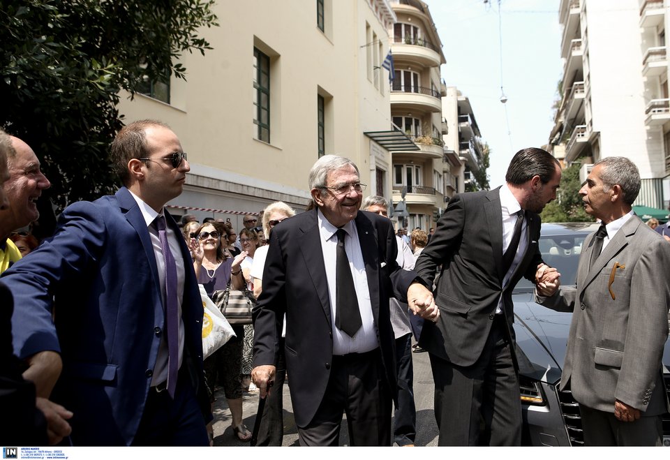 Υποβασταζόμενος στην κηδεία της Ζωής Λάσκαρη ο τέως -Τον χειροκροτούσαν στο Κολωνάκι [εικόνες] | iefimerida.gr 4