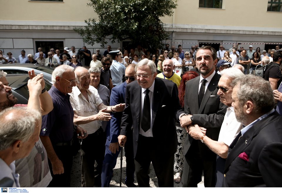 Υποβασταζόμενος στην κηδεία της Ζωής Λάσκαρη ο τέως -Τον χειροκροτούσαν στο Κολωνάκι [εικόνες] | iefimerida.gr 1