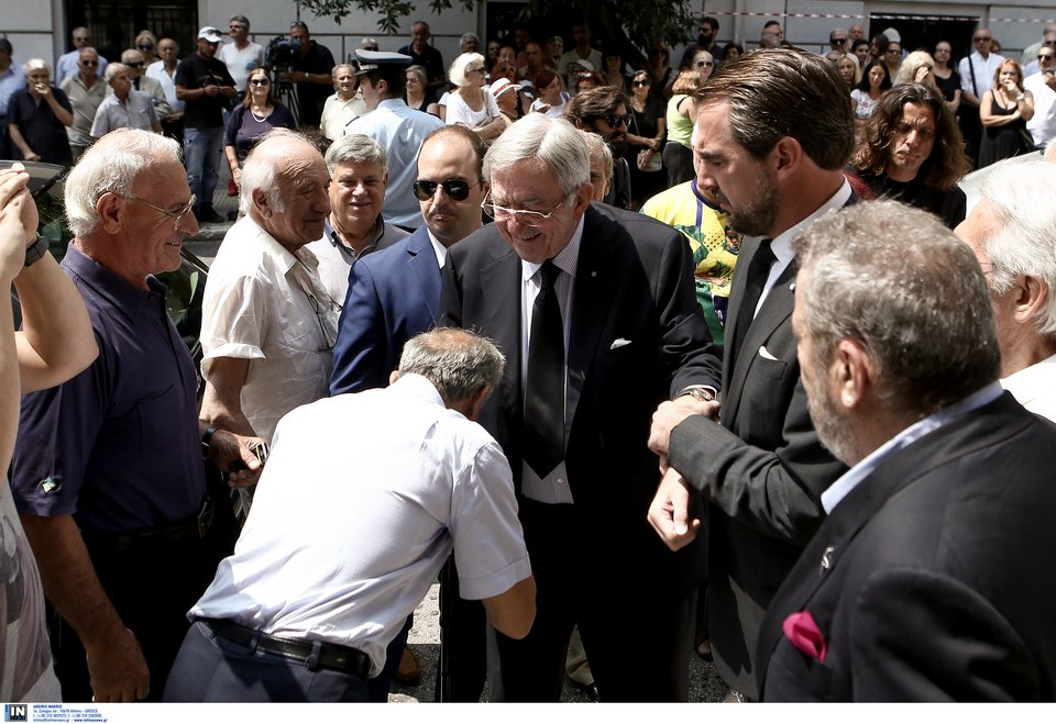 Υποβασταζόμενος στην κηδεία της Ζωής Λάσκαρη ο τέως -Τον χειροκροτούσαν στο Κολωνάκι [εικόνες] | iefimerida.gr 2