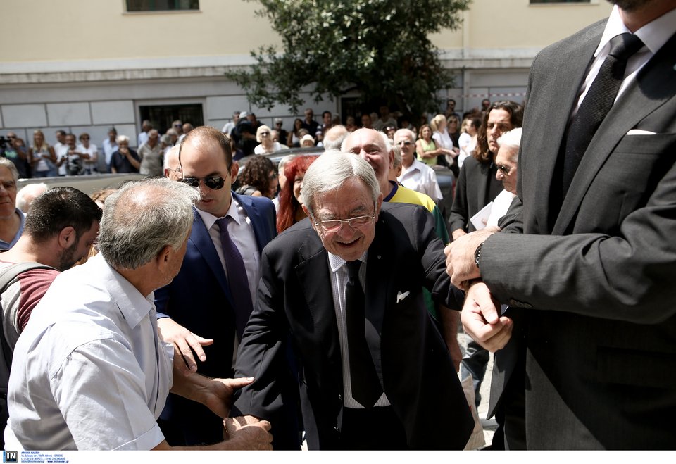 Υποβασταζόμενος στην κηδεία της Ζωής Λάσκαρη ο τέως -Τον χειροκροτούσαν στο Κολωνάκι [εικόνες] | iefimerida.gr 0