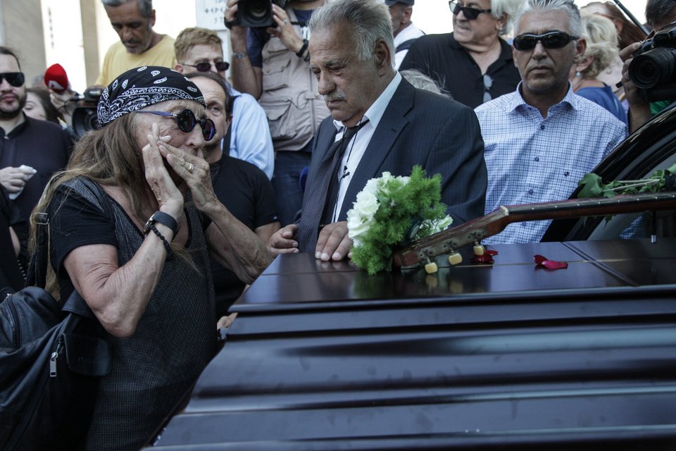 Το τελευταίο αντίο στην Αρλέτα -«Εφυγε» μαζί με την κιθάρα της [εικόνες & βίντεο]  | iefimerida.gr 3