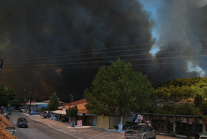 Νύχτα-κόλαση στη Ζάκυνθο: Η φωτιά κύκλωσε τις Μαριές | iefimerida.gr 4