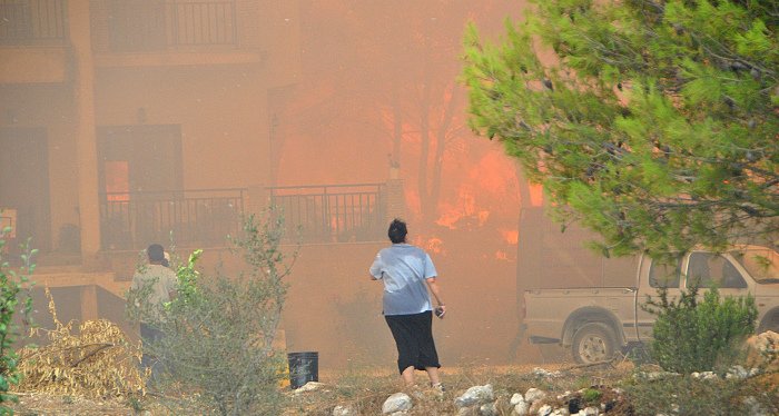 Νύχτα-κόλαση στη Ζάκυνθο: Η φωτιά κύκλωσε τις Μαριές | iefimerida.gr 1