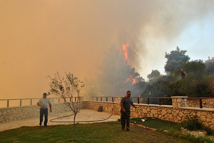 Νύχτα-κόλαση στη Ζάκυνθο: Η φωτιά κύκλωσε τις Μαριές | iefimerida.gr 2