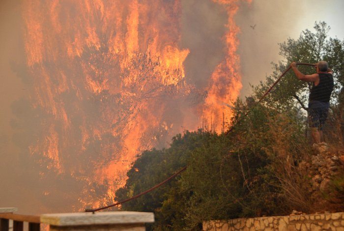 Νύχτα-κόλαση στη Ζάκυνθο: Η φωτιά κύκλωσε τις Μαριές | iefimerida.gr 7
