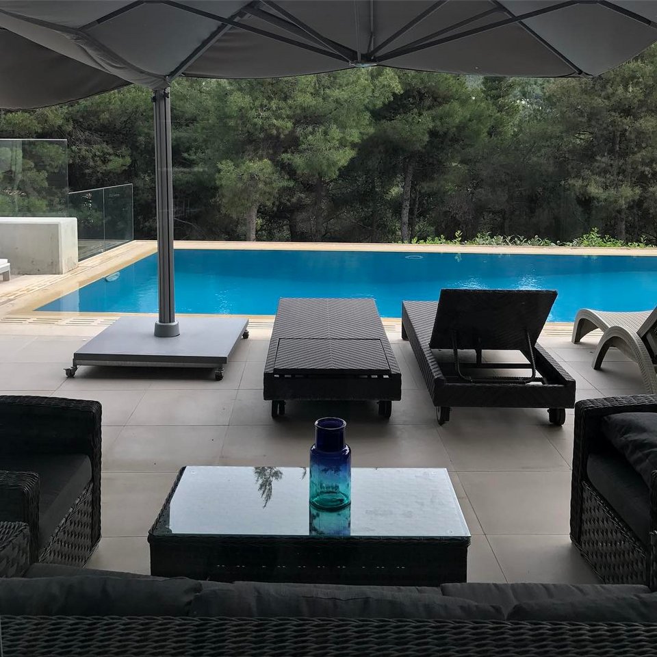 Η πολυτελής βίλα με τις δύο πισίνες, του Μένιου Φουρθιώτη, στην Εκάλη [εικόνες] | iefimerida.gr 7