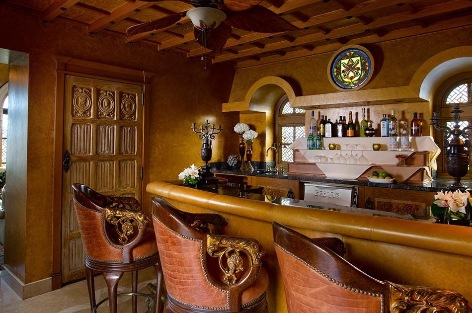 Το σπίτι που δολοφονήθηκε ο Versace έγινε ένα φανταχτερό ξενοδοχείο -Χλιδή, παντού χρυσό και η περίφημη Μέδουσα [εικόνες] | iefimerida.gr 2