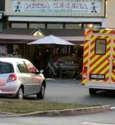 Γαλλία: Αυτοκίνητο έπεσε πάνω σε πολίτες σε πιτσαρία -Νεκρό 8χρονο κορίτσι, 5 τραυματίες [εικόνες] | iefimerida.gr 1