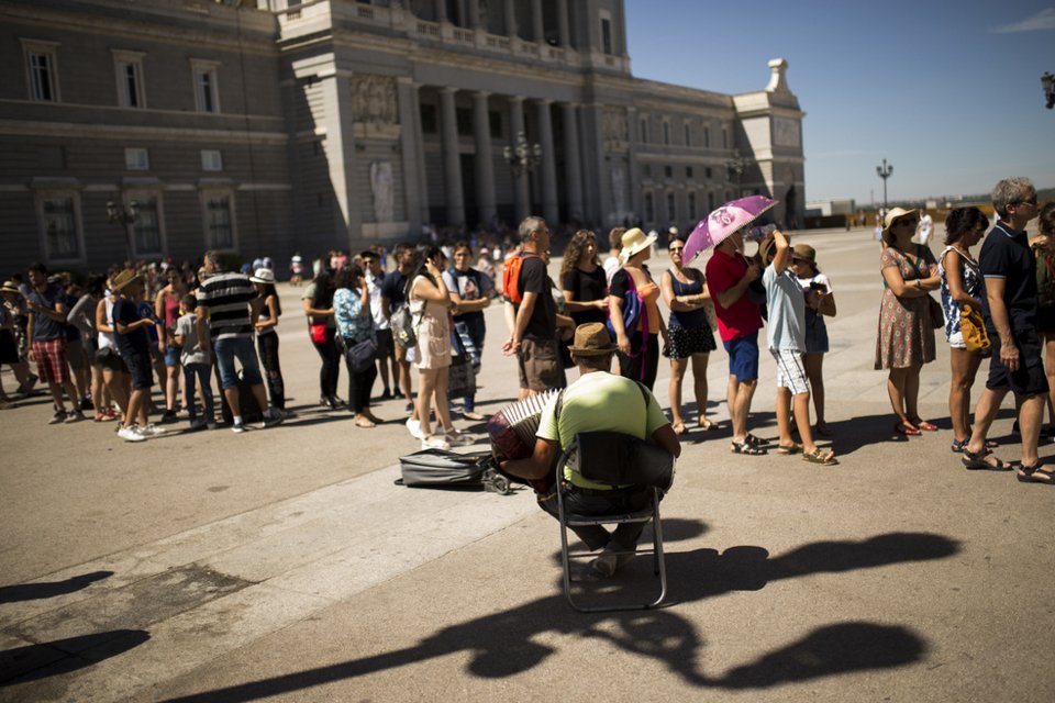 Μετά την Ισπανία διώχνουν τουρίστες σε Βενετία, Κροατία, Σκωτία -Στη Φλωρεντία τους καταβρέχουν [εικόνες]   | iefimerida.gr 2