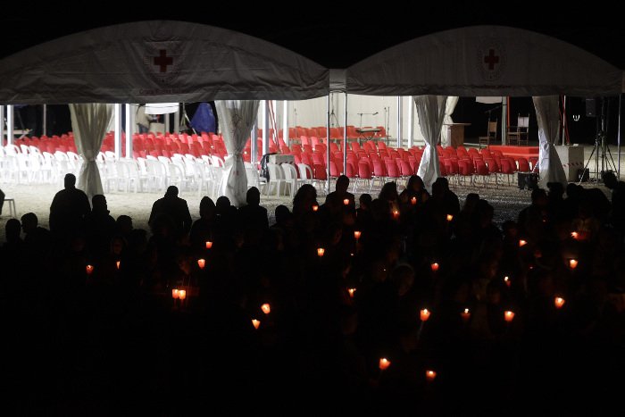 Ιταλία: Με αναμμένα κεριά τίμησαν τους 239 νεκρούς του Αματρίτσε -Ενα χρόνο μετά το σεισμό [εικόνες]  | iefimerida.gr 0