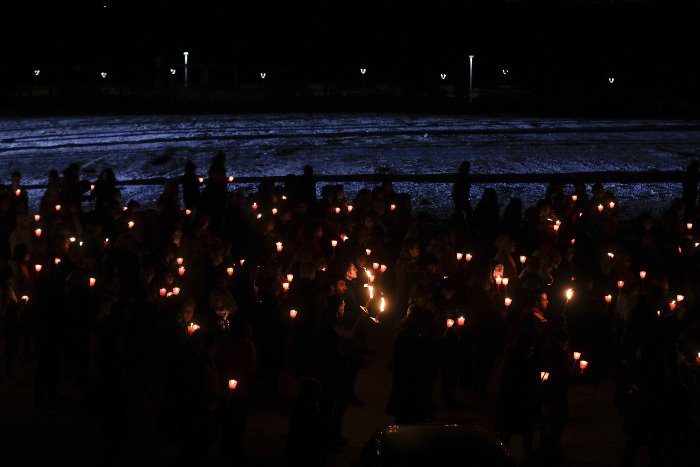 Ιταλία: Με αναμμένα κεριά τίμησαν τους 239 νεκρούς του Αματρίτσε -Ενα χρόνο μετά το σεισμό [εικόνες]  | iefimerida.gr 1