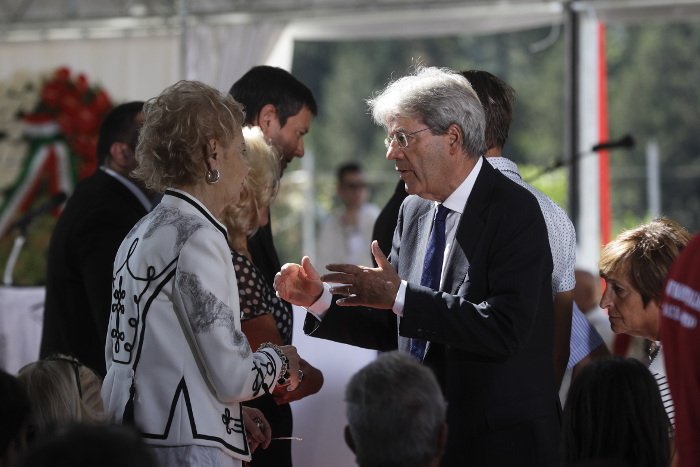 Ιταλία: Με αναμμένα κεριά τίμησαν τους 239 νεκρούς του Αματρίτσε -Ενα χρόνο μετά το σεισμό [εικόνες]  | iefimerida.gr 4