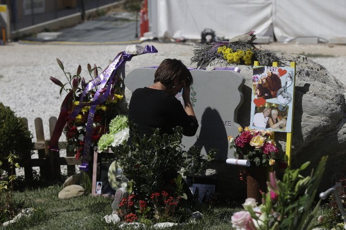 Ιταλία: Με αναμμένα κεριά τίμησαν τους 239 νεκρούς του Αματρίτσε -Ενα χρόνο μετά το σεισμό [εικόνες]  | iefimerida.gr 2