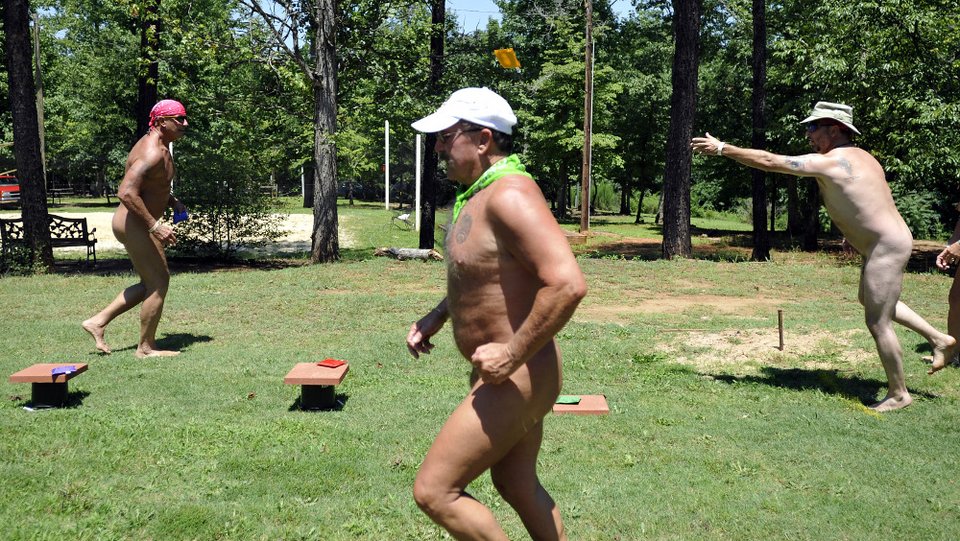 Ανοιξε σήμερα το πρώτο πάρκο για γυμνιστές στο κέντρο του Παρισιού [εικόνες]  | iefimerida.gr 2