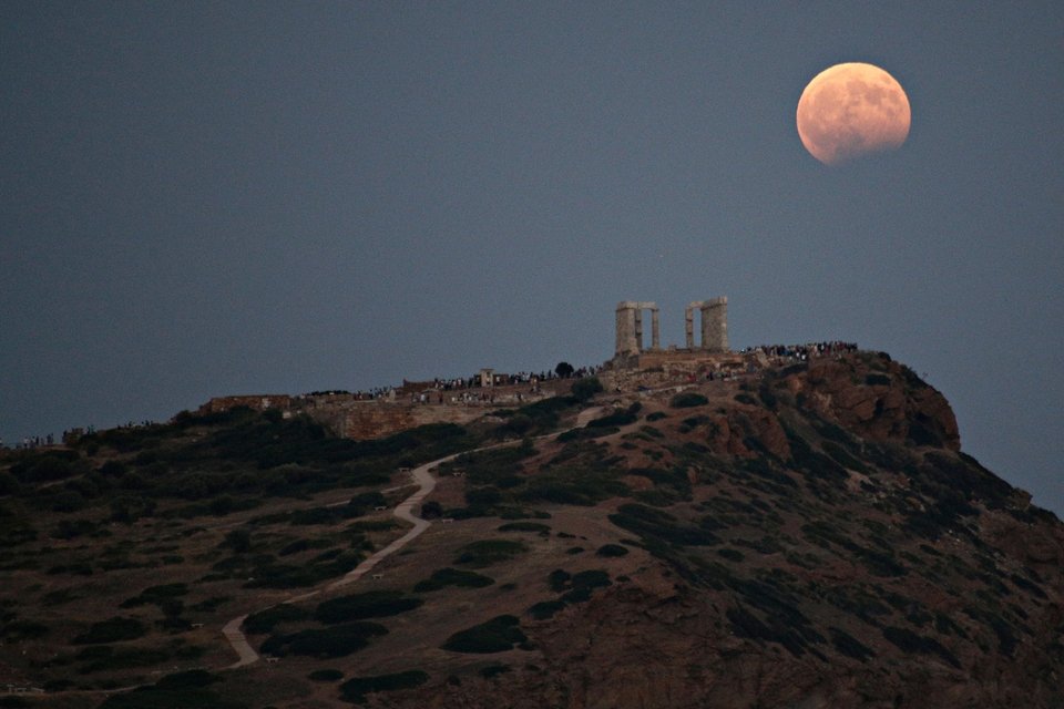 Η πανσέληνος και η έκλειψη σε διάφορα σημεία της Γης -Η Ελλάδα ξεχώρισε [εικόνες] | iefimerida.gr 4