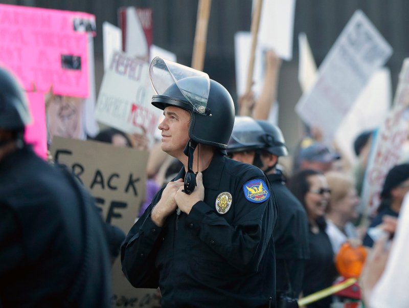 Μεγάλη διαδήλωση κατά του Τραμπ στην Αριζόνα -Φωνές, πέτρες, μπουκάλια [εικόνες & βίντεο] | iefimerida.gr 0