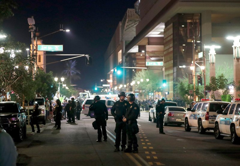 Μεγάλη διαδήλωση κατά του Τραμπ στην Αριζόνα -Φωνές, πέτρες, μπουκάλια [εικόνες & βίντεο] | iefimerida.gr 1