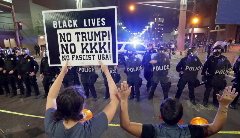 Μεγάλη διαδήλωση κατά του Τραμπ στην Αριζόνα -Φωνές, πέτρες, μπουκάλια [εικόνες & βίντεο] | iefimerida.gr 2