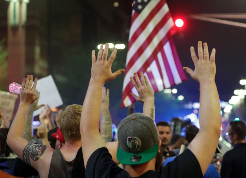 Μεγάλη διαδήλωση κατά του Τραμπ στην Αριζόνα -Φωνές, πέτρες, μπουκάλια [εικόνες & βίντεο] | iefimerida.gr 4