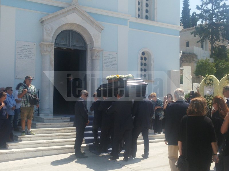 Το τελευταίο αντίο στην Αρλέτα -«Εφυγε» μαζί με την κιθάρα της [εικόνες & βίντεο]  | iefimerida.gr 2