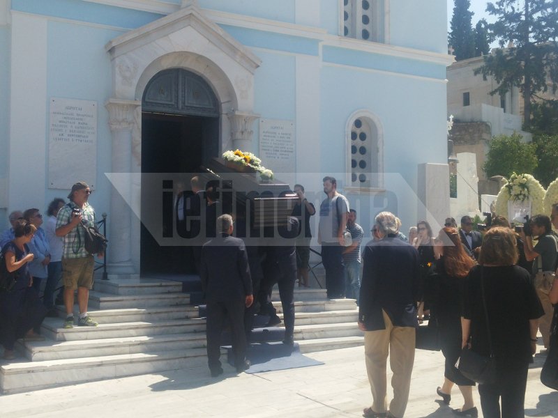 Το τελευταίο αντίο στην Αρλέτα -«Εφυγε» μαζί με την κιθάρα της [εικόνες & βίντεο]  | iefimerida.gr 5