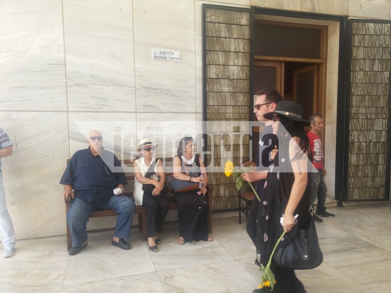 Το τελευταίο αντίο στην Αρλέτα -«Εφυγε» μαζί με την κιθάρα της [εικόνες & βίντεο]  | iefimerida.gr 6