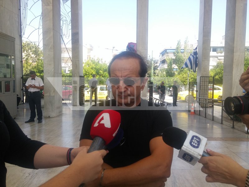 Το τελευταίο αντίο στην Αρλέτα -«Εφυγε» μαζί με την κιθάρα της [εικόνες & βίντεο]  | iefimerida.gr 9