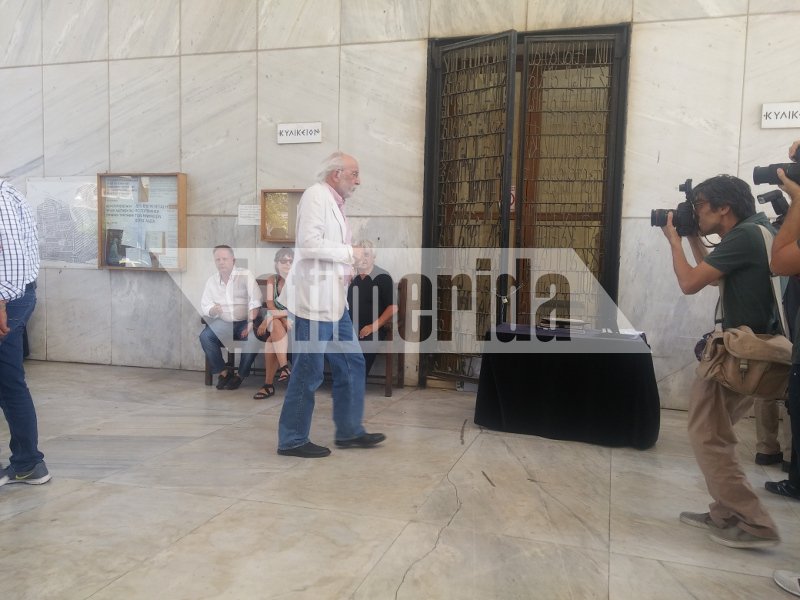 Το τελευταίο αντίο στην Αρλέτα -«Εφυγε» μαζί με την κιθάρα της [εικόνες & βίντεο]  | iefimerida.gr 10