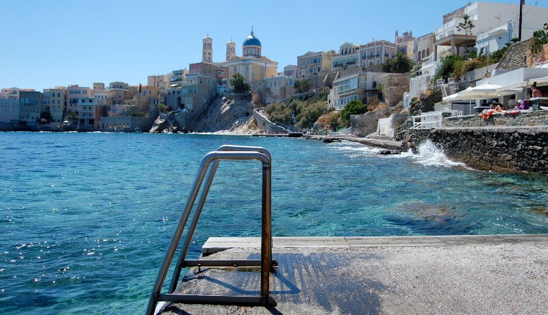 Guardian: Αυτά είναι τα καλύτερα beach bars της Ελλάδας -Χίπικα, παραδοσιακά, «κρεμασμένα» σε βράχους [εικόνες] | iefimerida.gr 7