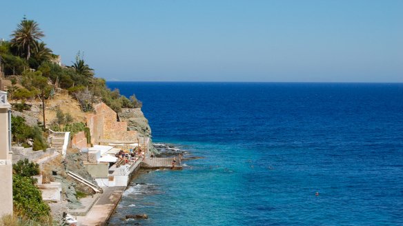 Guardian: Αυτά είναι τα καλύτερα beach bars της Ελλάδας -Χίπικα, παραδοσιακά, «κρεμασμένα» σε βράχους [εικόνες] | iefimerida.gr 6