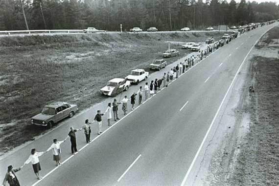Σήμερα η Ευρωπαϊκή Ημέρα Μνήμης για τα θύματα του κομμουνισμού και του ναζισμού -Τι είναι η Επανάσταση της Βαλτικής οδού [εικόνες] | iefimerida.gr 5