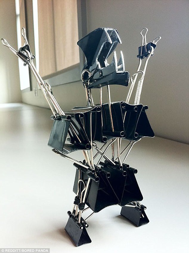 Τι κάνει ο άνθρωπος όταν βαριέται στη δουλειά... Από «ρομπότ» μέχρι κάστρα [εικόνες] | iefimerida.gr 3