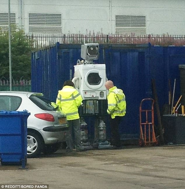 Τι κάνει ο άνθρωπος όταν βαριέται στη δουλειά... Από «ρομπότ» μέχρι κάστρα [εικόνες] | iefimerida.gr 6