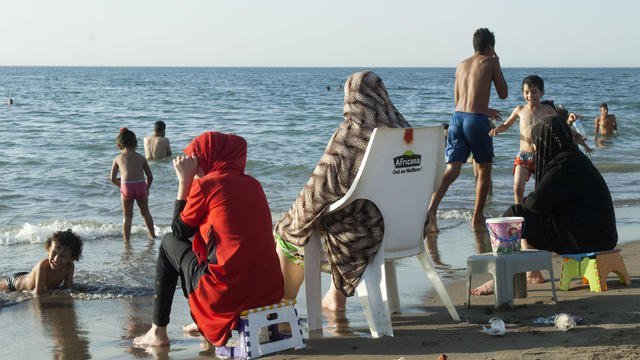 Στην Αλγερία οι γυναίκες κάνουν κρυφά την «επανάσταση του μπικίνι» -Ενάντια στο ριζοσπαστικό Ισλάμ [εικόνες] | iefimerida.gr 5