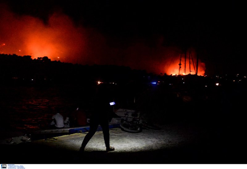 Οι Αγιοι Απόστολοι στο σκοτάδι μετά το μπλακ άουτ λόγω της πύρινης λαίλαπας [εικόνες] | iefimerida.gr 0