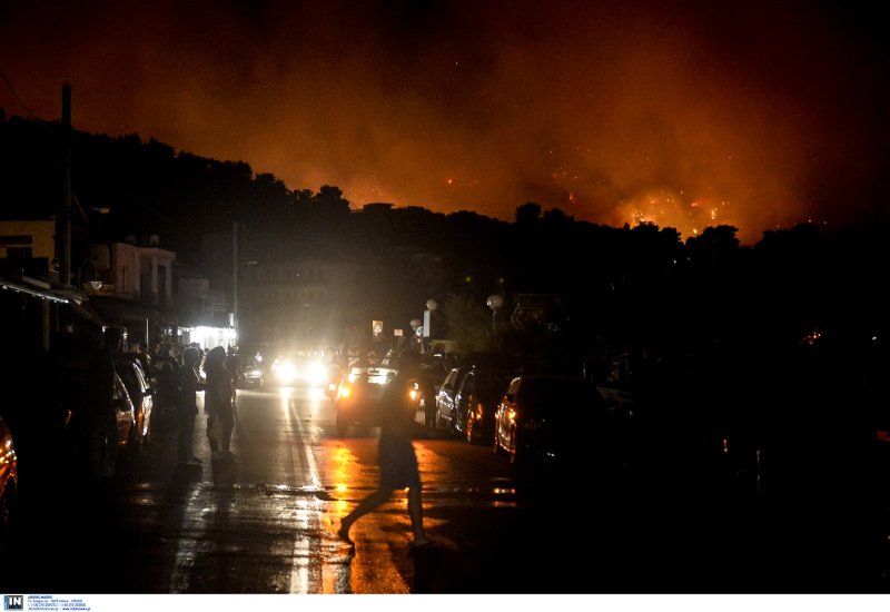 Οι Αγιοι Απόστολοι στο σκοτάδι μετά το μπλακ άουτ λόγω της πύρινης λαίλαπας [εικόνες] | iefimerida.gr 2