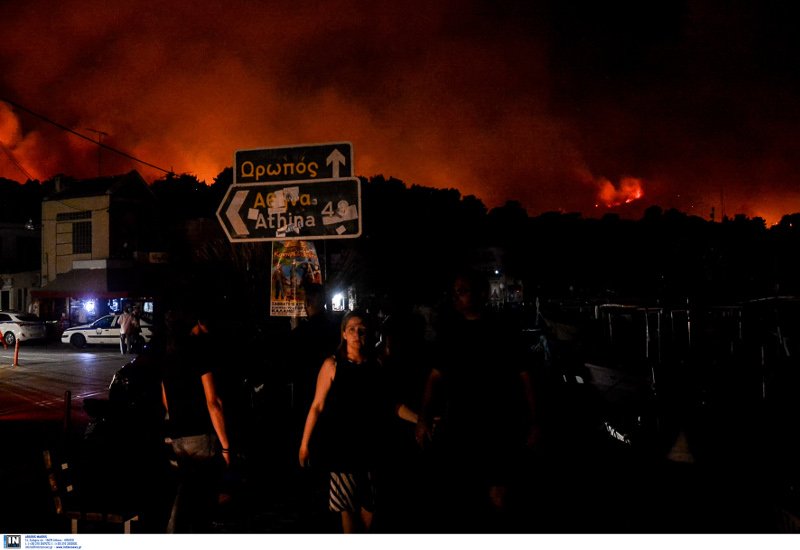 Οι Αγιοι Απόστολοι στο σκοτάδι μετά το μπλακ άουτ λόγω της πύρινης λαίλαπας [εικόνες] | iefimerida.gr 4