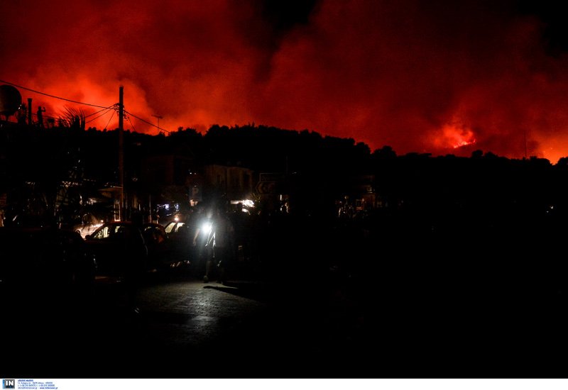 Οι Αγιοι Απόστολοι στο σκοτάδι μετά το μπλακ άουτ λόγω της πύρινης λαίλαπας [εικόνες] | iefimerida.gr 5
