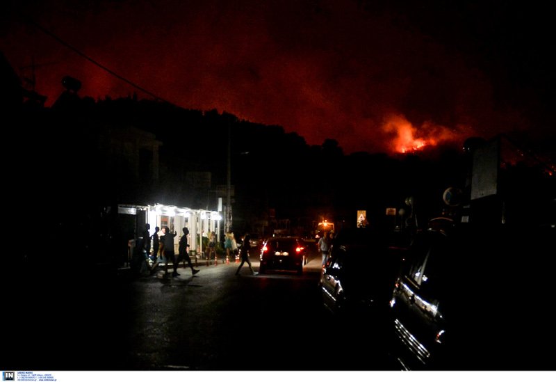 Οι Αγιοι Απόστολοι στο σκοτάδι μετά το μπλακ άουτ λόγω της πύρινης λαίλαπας [εικόνες] | iefimerida.gr 6