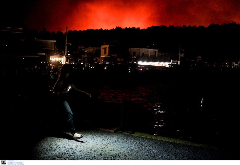 Οι Αγιοι Απόστολοι στο σκοτάδι μετά το μπλακ άουτ λόγω της πύρινης λαίλαπας [εικόνες] | iefimerida.gr 3