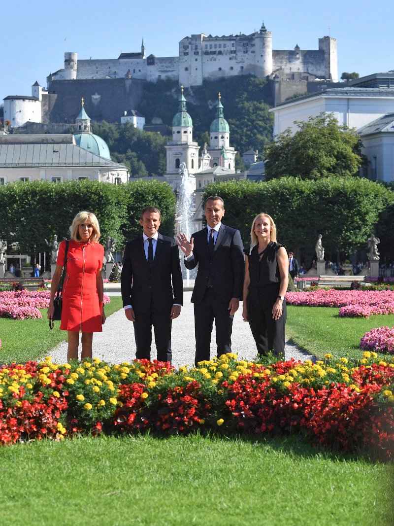 Το κόκκινο μίνι της Μπριζίτ επισκίασε τα πάντα στην επίσκεψη Μακρόν στο Σάλτσμπουργκ [εικόνες] | iefimerida.gr 3