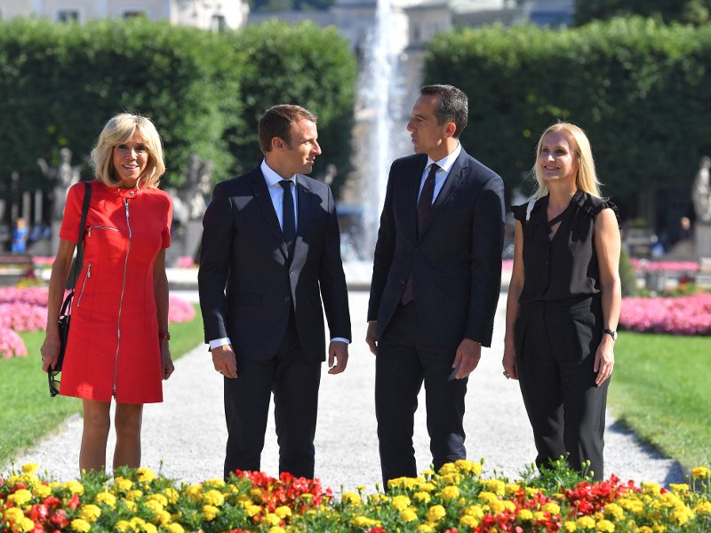 Το κόκκινο μίνι της Μπριζίτ επισκίασε τα πάντα στην επίσκεψη Μακρόν στο Σάλτσμπουργκ [εικόνες] | iefimerida.gr 2