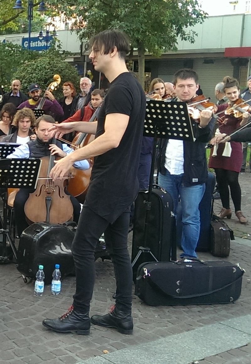 Θοδωρής Κουρετζής: Ο αντισυμβατικός αρχιμουσικός που διαπρέπει στη Μόσχα [εικόνες & βίντεο]  | iefimerida.gr 3